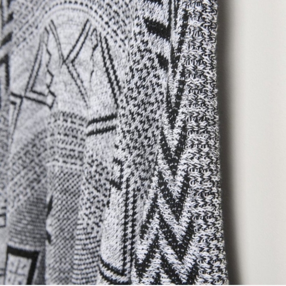 The Jetset Diaries NWT Knit Poncho Black White Women’s OS - Picture 9 of 11
